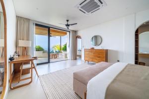 Ένα ή περισσότερα κρεβάτια σε δωμάτιο στο Bali Finest - 4BR Oceanview Luxury Villa with Rooftop pool and Cinema! +24 φωτογραφίες