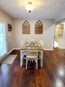 费耶特维尔Super Cute and Comfy Charmer的有桌子和椅子的餐厅