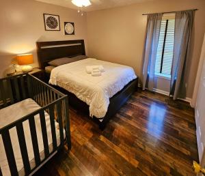 费耶特维尔Super Cute and Comfy Charmer的一间卧室，床上有两条毛巾