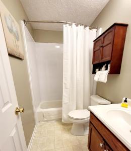 费耶特维尔Super Cute and Comfy Charmer的带马桶、水槽和淋浴的浴室 更多18张照片