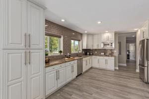 スコッツデールにあるMountain Serenity-Private Pool-Old Town Scottsdaleの白いキャビネットと冷蔵庫付きの広いキッチン