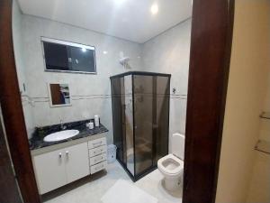 Un baño con ducha, inodoro y lavabo. en Apartamento próximo avenida São Domingos, en Feira de Santana 22 fotos más