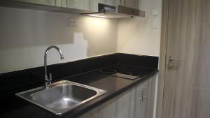 Kuchyň nebo kuchyňský kout v ubytování Luxury Bay Condo near MOA With Balcony Free Wi-Fi + 8 fotografií