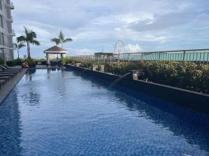 Bazén v ubytování Luxury Bay Condo near MOA With Balcony Free Wi-Fi nebo v jeho okolí