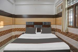 un dormitorio con una cama grande en una habitación en Hotel O Vrishti Hotels by Ananda, en Sūrajpur