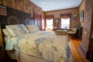 Giường trong phòng chung tại Admiral Peary Inn