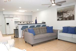 レイクランドにあるIndigo City Escapeのソファとキッチンのあるリビングルーム
