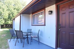 レイクランドにあるIndigo City Escapeのパティオ(テーブル、椅子付)