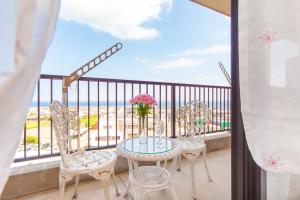 a balcony with a table and chairs and the beach at Mansion Kitanomachi Room 408 - Vacation STAY 64438v in Awaji