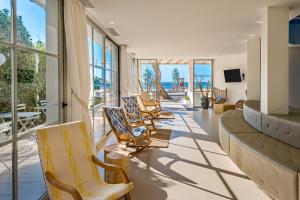 - une rangée de chaises dans une chambre avec fenêtres dans l'établissement FERGUS Style Palmanova - Adults Only, à Palma Nova