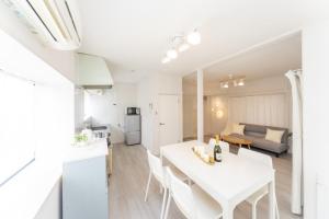 Nishi-hinoにあるYokkaichi City - House - Vacation STAY 68977vのキッチン、リビングルーム(白いテーブル、椅子付)