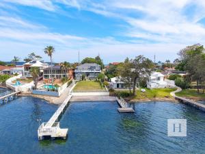 una vista aérea de una casa sobre el agua en Luxury Waterfront Getaway, en Toukley