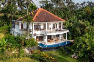 vue aérienne d'une maison avec piscine dans l'établissement Villa Tau, à Tegalalang