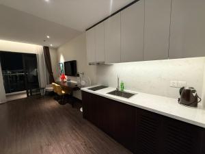 een keuken met een spoelbak en een aanrechtblad bij Sky Homestay 1 in Ha Long