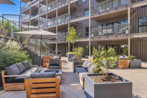 een patio met banken en stoelen voor een gebouw bij Hyve - Mahogany - Walk to Broadway in Nashville