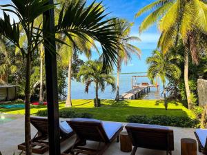 Bazén v ubytování 7BR Beautiful Waterfront Villa - Perfect Getaway nebo v jeho okolí