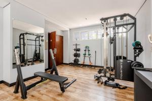 ein Fitnessstudio mit mehreren Trainingsgeräten in einem Raum in der Unterkunft Flat prox. MASP e Av. Paulista - Limpeza Diária in São Paulo
