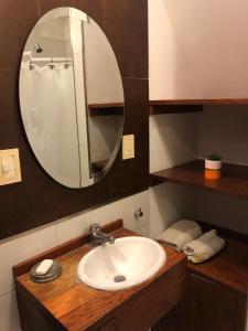 ein Badezimmer mit Waschbecken und Spiegel in der Unterkunft Azul Marina in Mar Azul + 9 Fotos