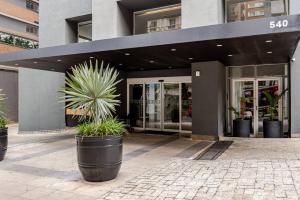 ein Gebäude mit einer Topfpflanze davor in der Unterkunft Flat prox. MASP e Av. Paulista - Limpeza Diária in São Paulo