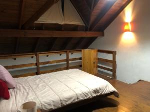 ein Bett in einem Zimmer mit Holzdecke in der Unterkunft Azul Marina in Mar Azul