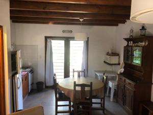 eine Küche und ein Esszimmer mit Tisch und Stühlen in der Unterkunft Azul Marina in Mar Azul