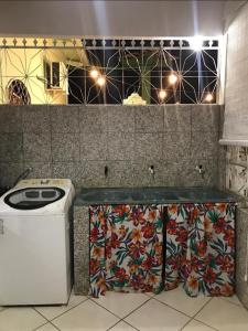 リオブランコにあるAquiri Hostelのタイル壁のキッチンにある洗濯機