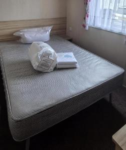 ein Bett mit einer Plastiktüte darüber in der Unterkunft Homely 8 Berth Caravan At Harts Holiday Park In Kent Ref 74069B in Leysdown-on-Sea