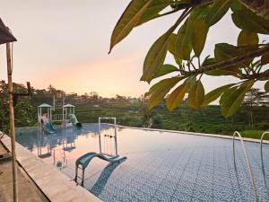 Πισίνα στο ή κοντά στο RedDoorz Syariah at Svarga View