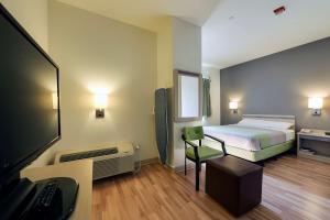 a room with a bed and a desk with a computer at Studio 6 Toronto - Mississauga with Kitchenettes in Mississauga +48 photos