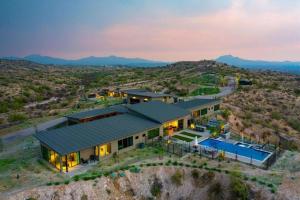 een luchtfoto van een huis in de woestijn bij Fox Suite - Downtown Views - 12 South in Fountain Hills