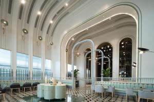 een eetkamer met tafels en stoelen in een gebouw bij 三亚天成中央海岸海景酒店 in Sanya