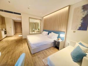 下龙湾À Là cart studio apartment with bay view and water music的一间酒店房间，里面有一张床和一张沙发 更多52张照片