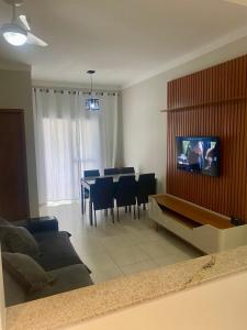 TV a/nebo společenská místnost v ubytování Apê completo com varanda gourmet e vista livre Canto do forte - Praia Grande