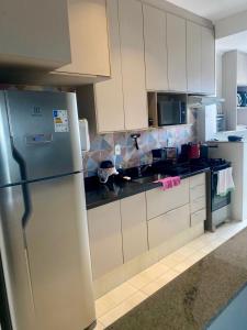 Kuchyň nebo kuchyňský kout v ubytování Apê completo com varanda gourmet e vista livre Canto do forte - Praia Grande