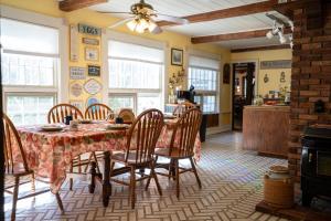 Khu vực ghế ngồi tại Admiral Peary Inn