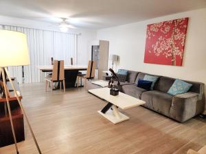 Premier Resort Style Living Minutes from Santa Monica في لوس أنجلوس: غرفة معيشة بها أريكة وطاولة