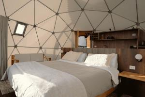 a bedroom with a large bed in a tent at Namora Domo Experience in Cajamarca