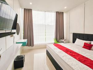 Μια τηλεόραση ή/και κέντρο ψυχαγωγίας στο RedDoorz Syariah at Svarga View