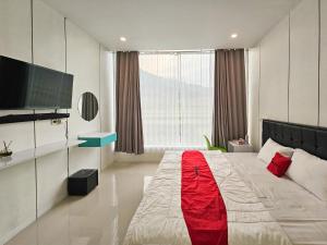 Ένα ή περισσότερα κρεβάτια σε δωμάτιο στο RedDoorz Syariah at Svarga View +123 φωτογραφίες