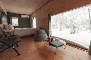 Ruang duduk di SNOW PEAK FIELD SUITE SPA HEADQUARTERS