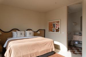 ein Schlafzimmer mit einem großen Bett und weißen Kissen in der Unterkunft The Huntley Villas Canggu in Canggu