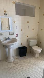 a bathroom with a sink and a toilet at Casa Vacacional Chula Vista in Acapulco +5 photos