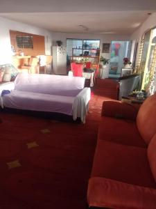 a hotel room with two beds and a couch at Casa Vacacional Chula Vista in Acapulco