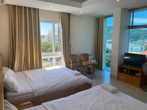 Postel nebo postele na pokoji v ubytování Jolilian Hotel