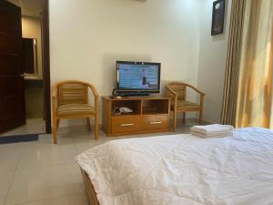 TV a/nebo společenská místnost v ubytování Jolilian Hotel