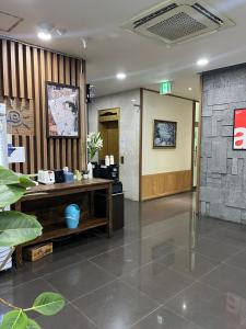 um saguão com balcão de recepção em um prédio em 전주 호텔아이 em Hyoja-dong