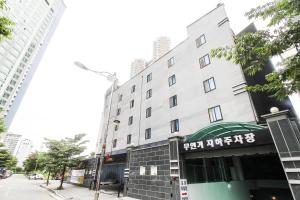 um prédio na esquina de uma rua em 전주 호텔아이 em Hyoja-dong