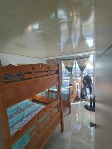 two bunk beds in a room with a window at Casa ubicada en zona campestre de Ibagué in Ibagué