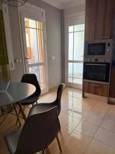 Kuchyň nebo kuchyňský kout v ubytování VILLA Las Americas, sea view in South Tenerife