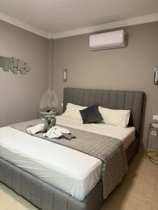 Postel nebo postele na pokoji v ubytování VILLA Las Americas, sea view in South Tenerife